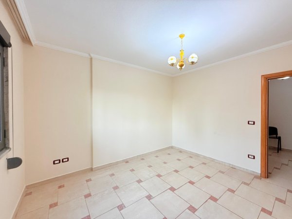 Tirane, jepet me qera apartament 3+1+Ballkon Kati 4, 132 m² 132 € (Rruga Kajo Karafili, Qender)