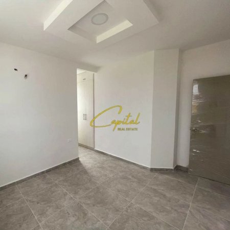 Tirane, jepet me qera zyre Kati 0, 25 m² 350 € (QENDER)