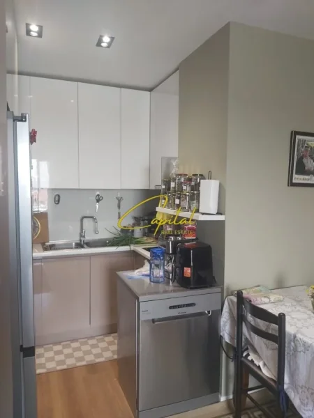 Tirane, jepet me qera apartament 1+1 Kati 3, 70 m² 450 € (SHKOZE)