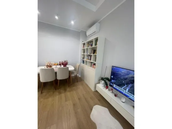 Tirane, jepet me qera apartament 1+1+Ballkon Kati 4, 60 m² 550 € (Jordan Misja)