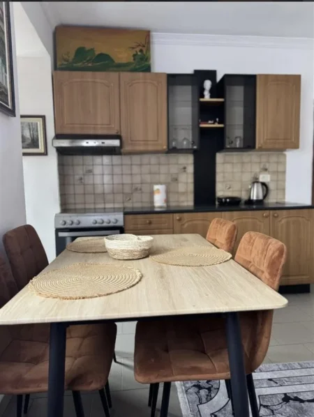 Tirane, jepet me qera apartament 1+1+Aneks Kati 3, 60 m² 450 € (shkolla e kuqe)