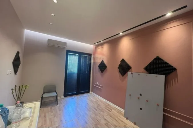 Tirane, jepet me qera zyre Kati 7, 120 m² 1.200 € (Rruga e Kavajes)
