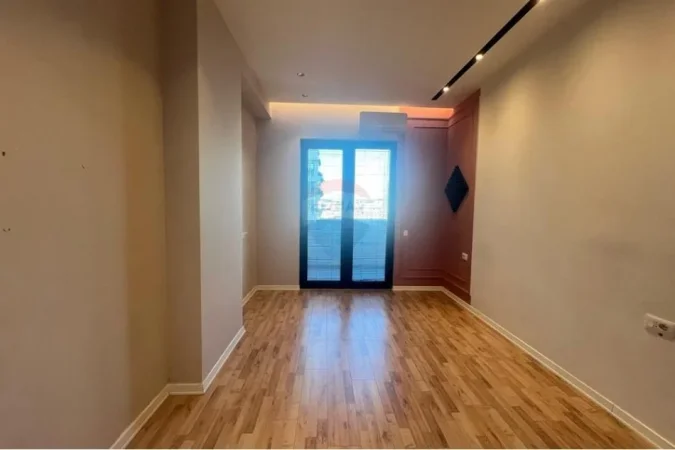 Tirane, jepet me qera zyre Kati 7, 120 m² 1.200 € (Rruga e Kavajes)