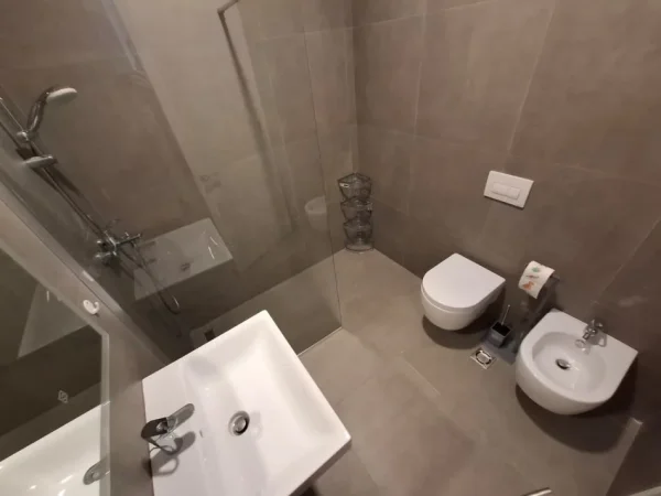 Tirane, jepet me qera apartament 1+1+Ballkon Kati 6, 65 m² 600 € 