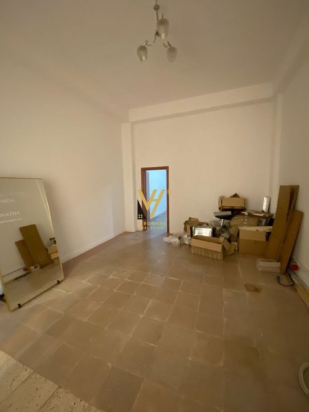 Tirane, jepet me qera magazine Kati 0, 198 m² 1.200 € (RRUGA BARRIKADAVE)