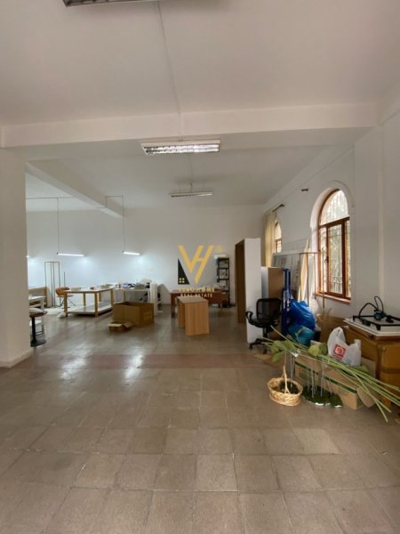 Tirane, jepet me qera magazine Kati 0, 198 m² 1.200 € (RRUGA BARRIKADAVE)