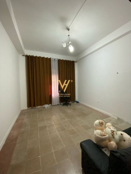Tirane, jepet me qera magazine Kati 0, 198 m² 1.200 € (RRUGA BARRIKADAVE)