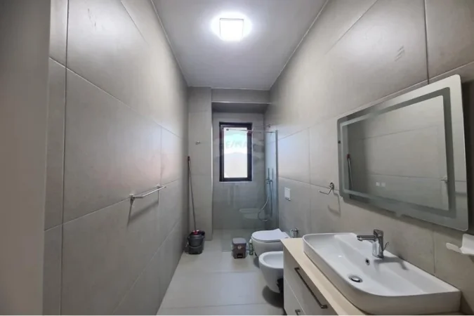 Tirane, jepet me qera apartament 2+1+Aneks+Ballkon Kati 1, 108 m² 750 € (Rruga e Kavajes)