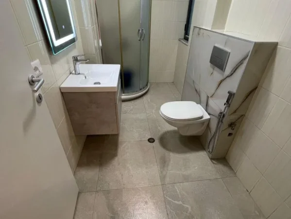 Tirane, shes apartament 1+1+Ballkon Kati 4, 61 m² 130.000 € (Rr. Naim Frasheri te ambasada greke)