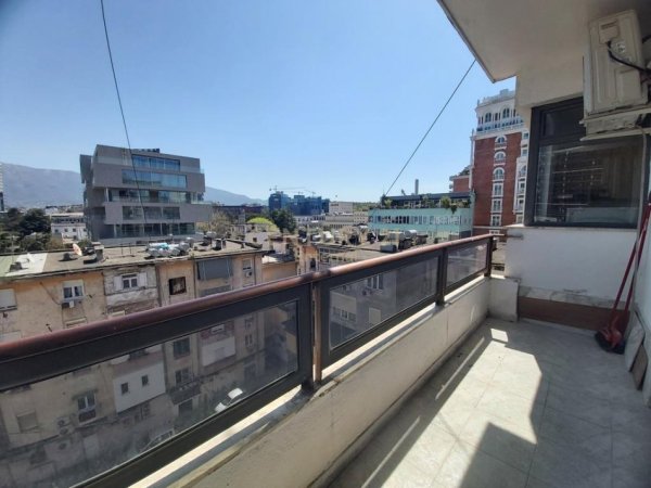 Tirane, jepet me qera zyre Kati 6, 115 m² 1.000 € (blloku)