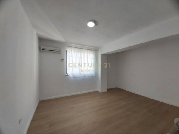 Tirane, jepet me qera zyre Kati 6, 115 m² 1.000 € (blloku)