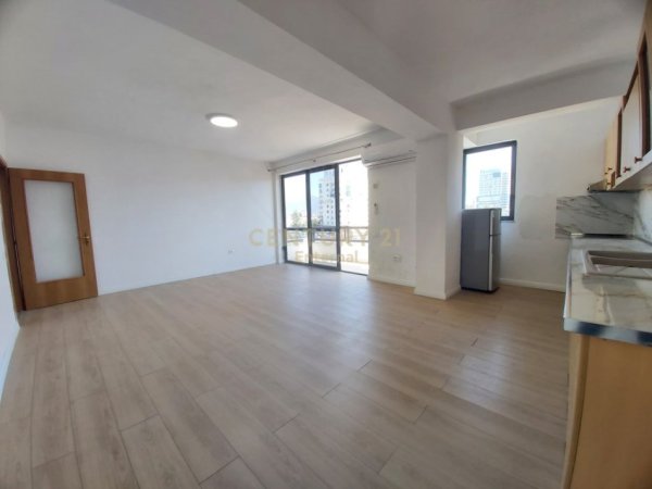 Tirane, jepet me qera zyre Kati 6, 115 m² 1.000 € (blloku)