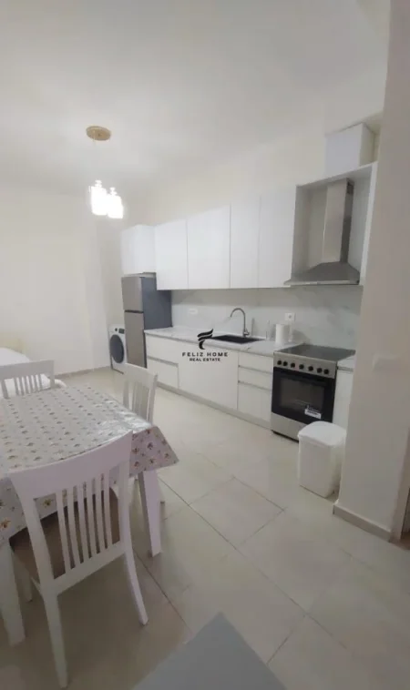 Tirane, jepet me qera apartament 2+1+Ballkon Kati 2, 120 m² 650 € (SELVIA)