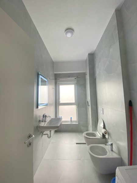 Tirane, jepet me qera apartament 2+1 Kati 7, 65 m² 500 € (ALI DEM)