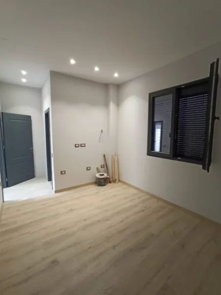 Tirane, jepet me qera zyre Kati 0, 80 m² 1.100 € (Qender)