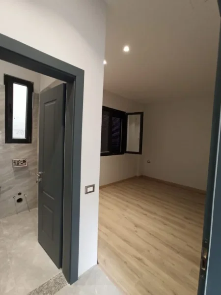 Tirane, jepet me qera zyre Kati 0, 80 m² 1.100 € (Qender)