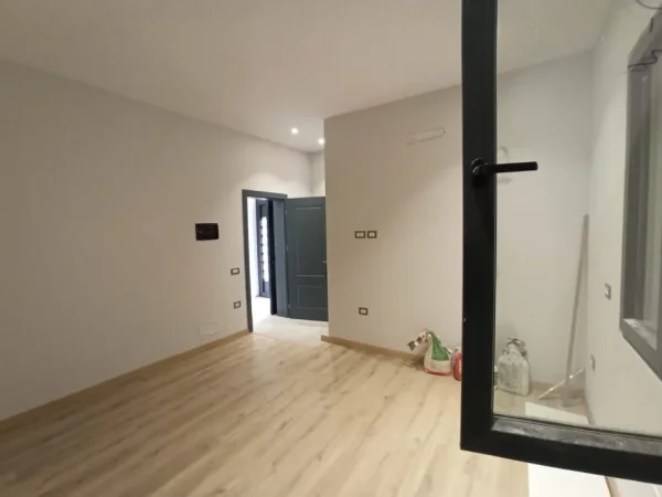 Tirane, jepet me qera zyre Kati 0, 80 m² 1.100 € (Qender)