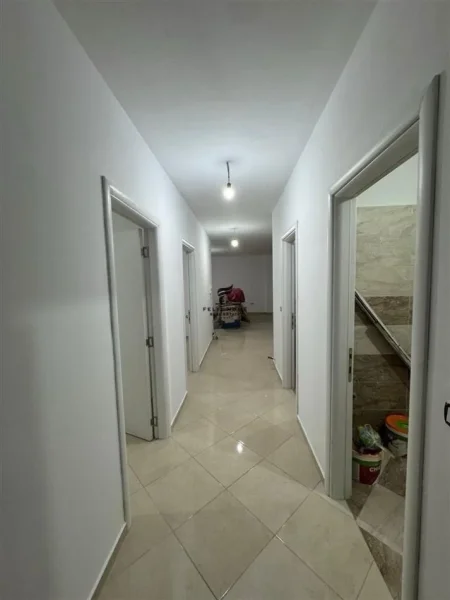 Tirane, jepet me qera zyre Kati 4, 113 m² 700 € (MISTO MAME)