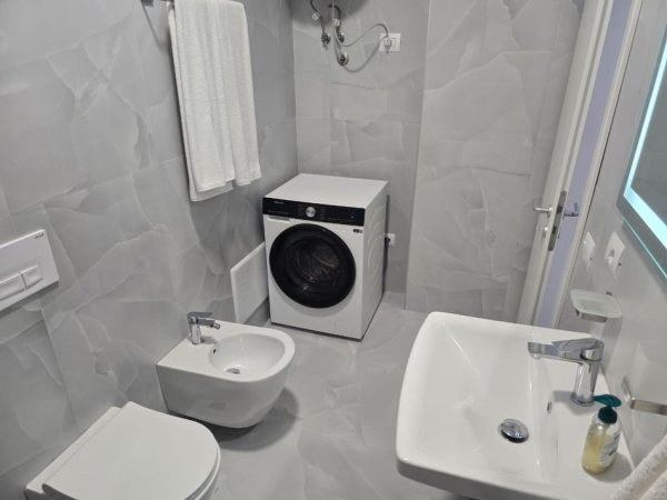 Tirane, jepet me qera apartament 1+1 Kati 6, 60 m² 450 € (Ali Dem, Kompleksi Kaimi)