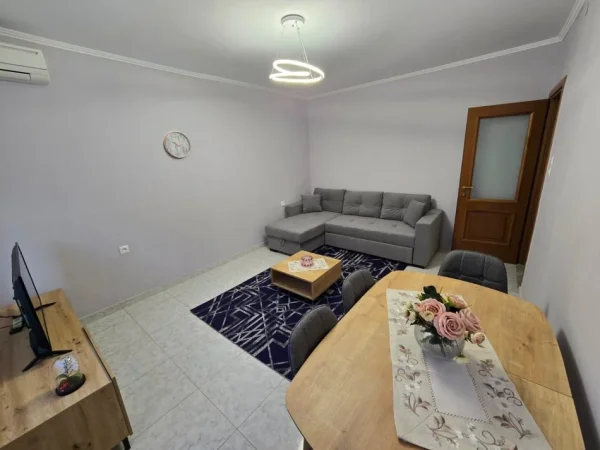 Tirane, jepet me qera apartament 1+1 Kati 2, 56 m² 600 € (Ali Dem)