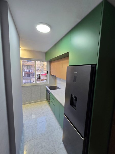 Tirane, jepet me qera apartament 1+1 Kati 2, 56 m² 600 € (Ali Dem)