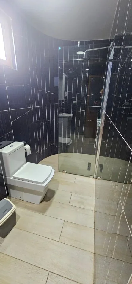 Ksamil, jepet me qera hotel , 100.000 € (ne Ksamil)