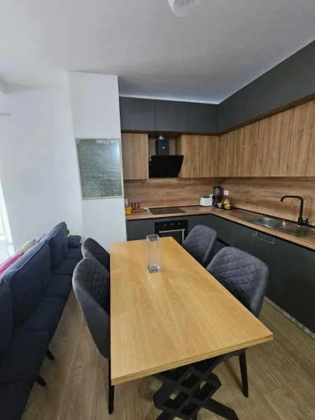 Tirane, jepet me qera apartament 2+1+Ballkon Kati 4, 100 m² 600 € (Siri Kodra)
