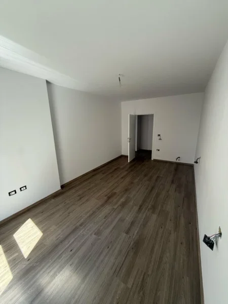 Tirane, shitet apartament 1+1 Kati 4, 75 m² 135.000 € (Xhamllik)