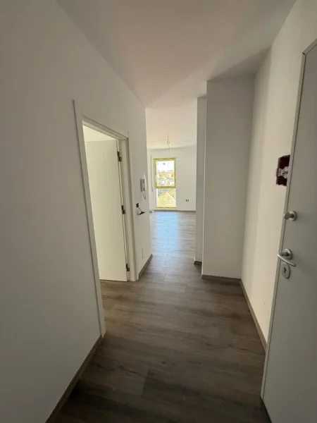 Tirane, shitet apartament 1+1 Kati 4, 75 m² 135.000 € (Xhamllik)