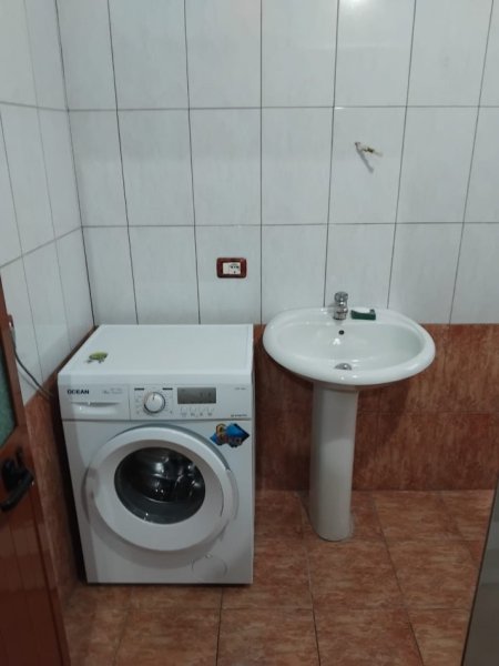 Tirane, jepet me qera apartament 1+1+Aneks Kati 1, 300 € (laprake)