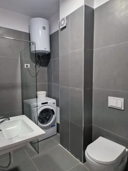 Tirane, jepet me qera apartament 1+1+Ballkon Kati 5, 70 m² 600 € (Don Bosko)