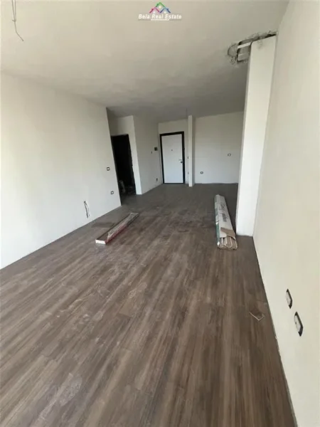 Tirane, jepet me qera zyre Kati 3, 81 m² 600 € (fusha e aviacionit)