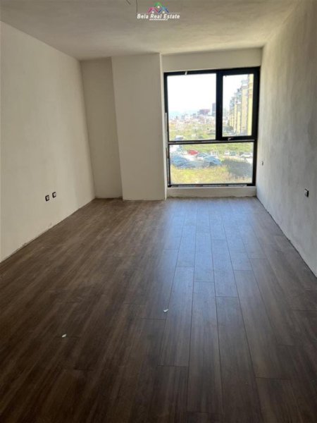 Tirane, jepet me qera zyre Kati 3, 81 m² 600 € (fusha e aviacionit)