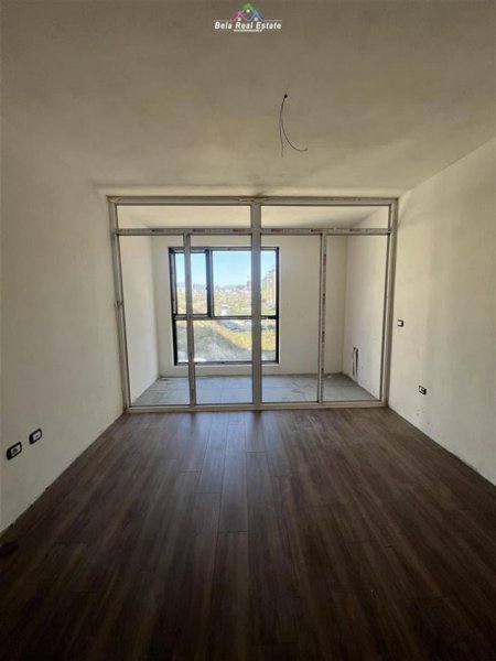 Tirane, jepet me qera zyre Kati 3, 81 m² 600 € (fusha e aviacionit)