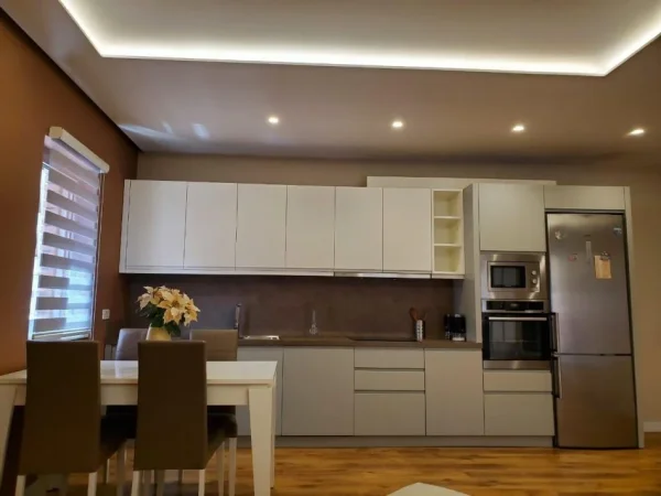 Tirane, jepet me qera 2+1+Ballkon Kati 4, 125 m² 1.150 € (Rruga e Kavajes)
