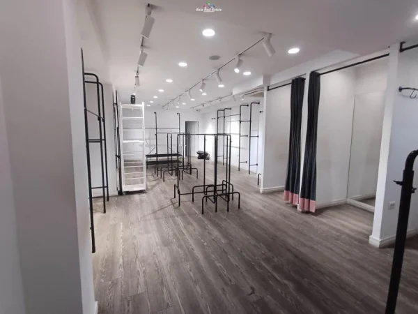 Tirane, jepet me qera dyqan Kati 0, 160 m² 4.500 € (myslym shyru)