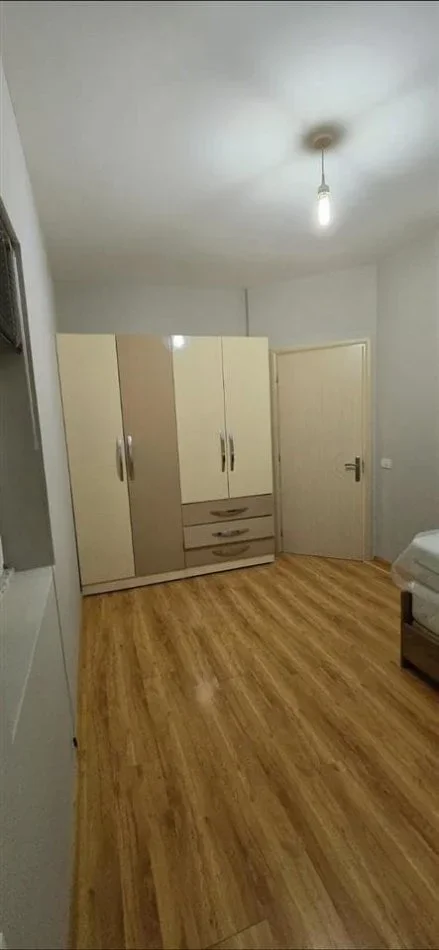 Tirane, jepet me qera Vile 2+1 Kati 1, 75 m² 380 € (sauk)