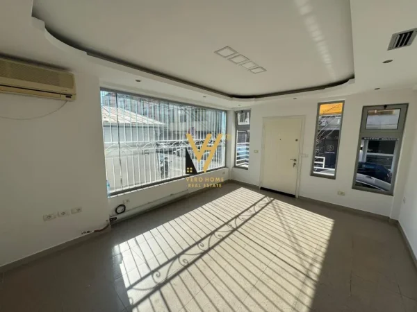 Tirane, jepet me qera zyre Kati 1, 100 m² 800 € (MINE PEZA)
