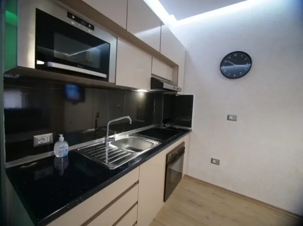 Tirane, jepet me qera apartament 1+1+Ballkon Kati 3, 65 m² 550 € (RRUGA E BARRIKADAVE)