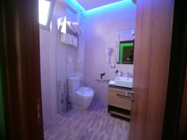 Tirane, jepet me qera apartament 1+1+Ballkon Kati 3, 65 m² 550 € (RRUGA E BARRIKADAVE)