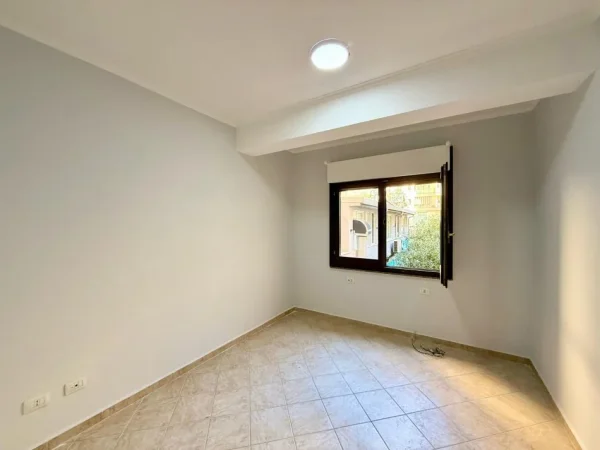 Tirane, shitet apartament 3+1 , 145 m² 320.000 € (Komuna e Parisit)