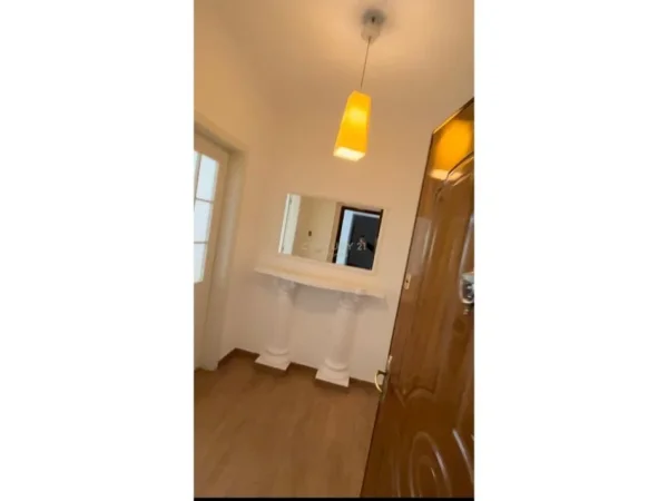 Tirane, jepet me qera zyre Kati 1, 106 m² 800 € (petro nin)