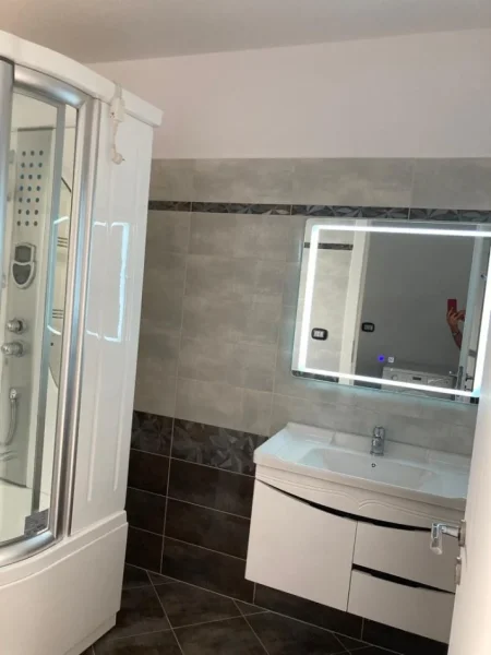 Tirane, jepet me qera apartament 2+1 Kati 3, 120 m² 500 € (Rruga Alush Taka)
