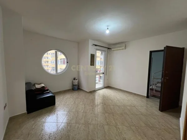 Tirane, jap me qera zyre , 91 m² 500 € (Komuna e Parisit)