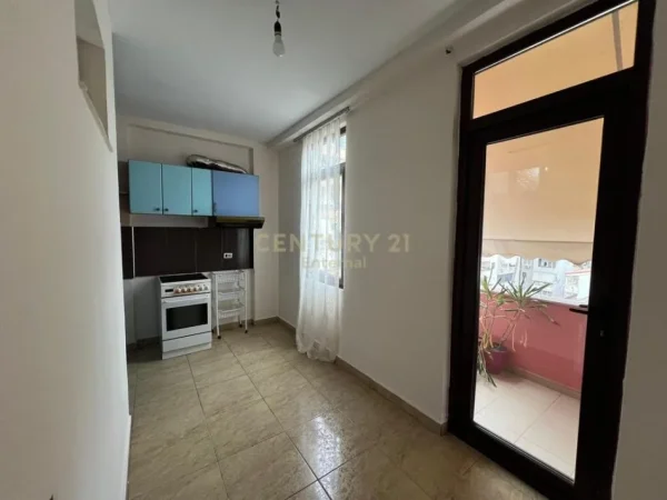 Tirane, jap me qera zyre , 91 m² 500 € (Komuna e Parisit)