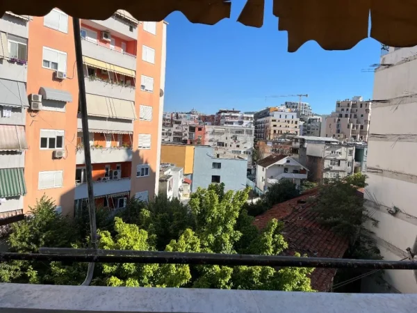Tirane, jepet me qera apartament 1+1+Ballkon Kati 4, 60 m² 650 € (CENTER TIRANA,SHESHI WILLSON)