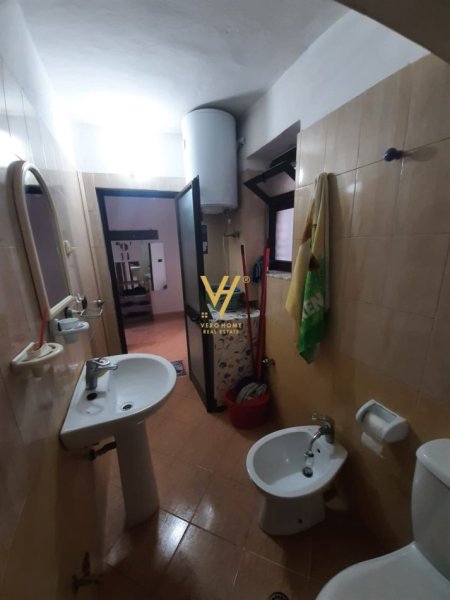 Tirane, jepet me qera apartament 2+1+Ballkon Kati 3, 70 m² 500 € (OXHAKU)