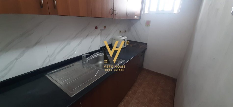 Tirane, jepet me qera apartament 1+1+Ballkon Kati 1, 50 m² 400 € (OXHAKU)