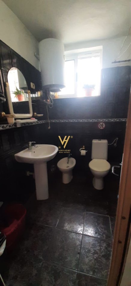 Tirane, jepet me qera apartament 1+1+Ballkon Kati 1, 50 m² 400 € (OXHAKU)