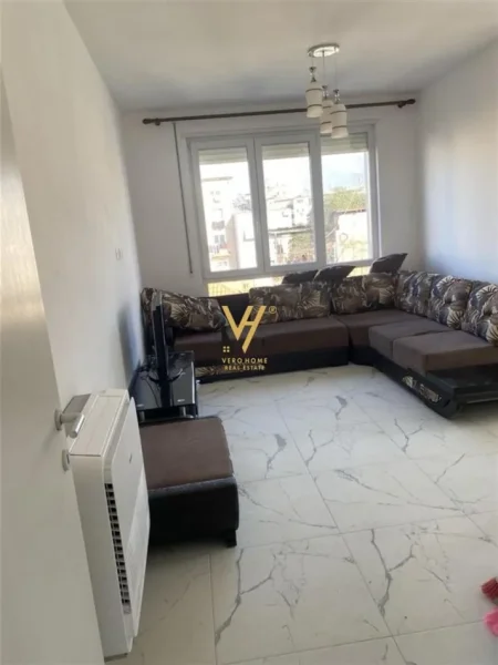 Tirane, jepet me qera apartament 1+1+Ballkon Kati 3, 655 m² 550 € (TREGU ELEKTRIK)